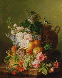 Natura morta di frutti e fiori in un cesto di vimini su un ripiano